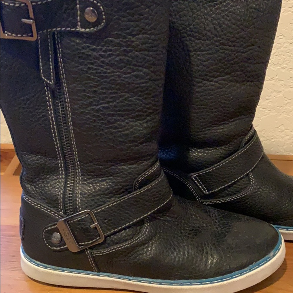 Ugg’s Black Pebbled Leather - Women’s Size 6